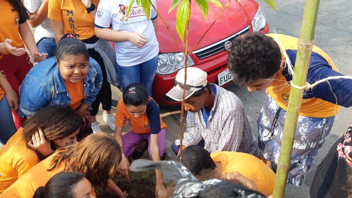 Alunos da Emeb Marina Araújo inauguram três Espaços Árvore em Itatiba