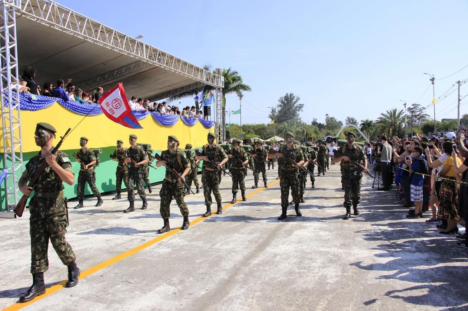 Aproximadamente dez mil pessoas prestigiam Desfile Cívico no Parque Luís Latorre