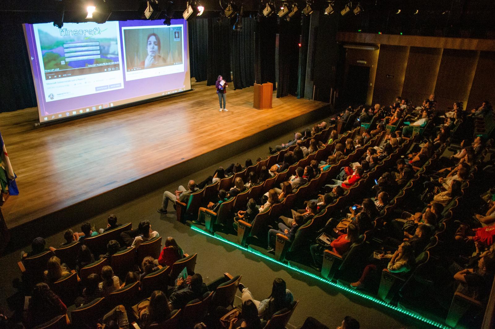 Colégio Next reúne pais e filhos para debater vida digital