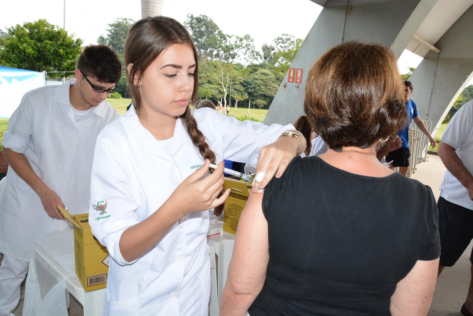  Especialista diz que carteira de vacinação deve ser guardada junto à documentação pessoal