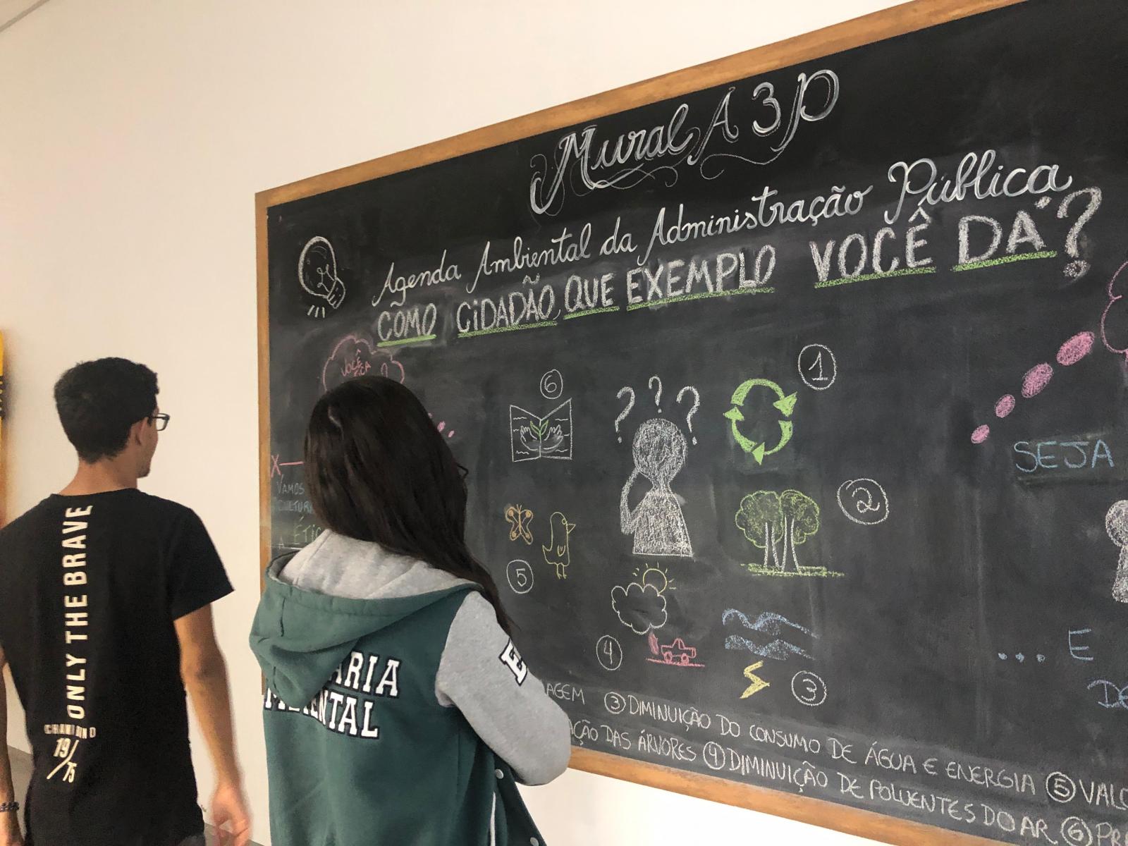 Lousa gigante apresenta informações sobre educação ambiental