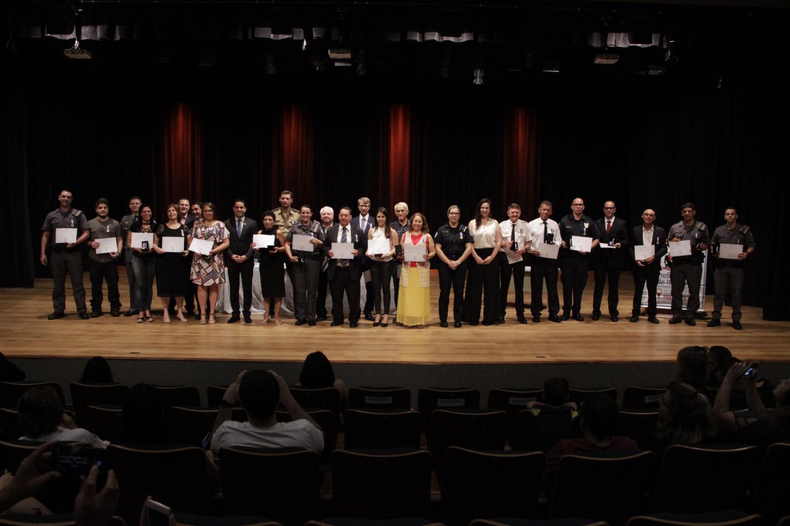 Personalidades itatibenses recebem Medalha Combatente Joviano de Godoy