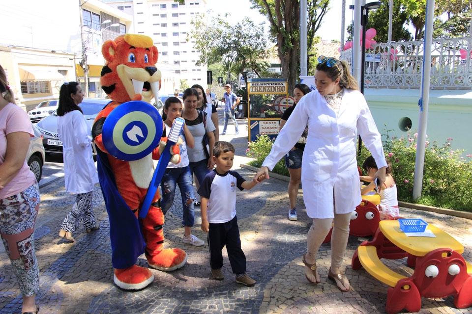 Alunos de Itatiba aprendem sobre saúde bucal na Praça da Bandeira