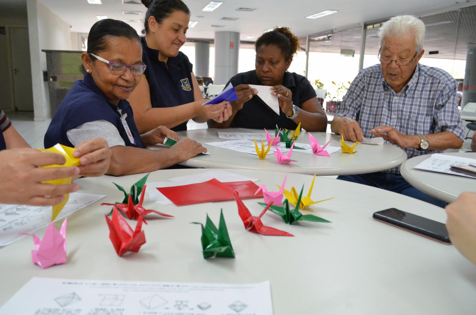 Alunos e funcionários participam da oficina de origamis