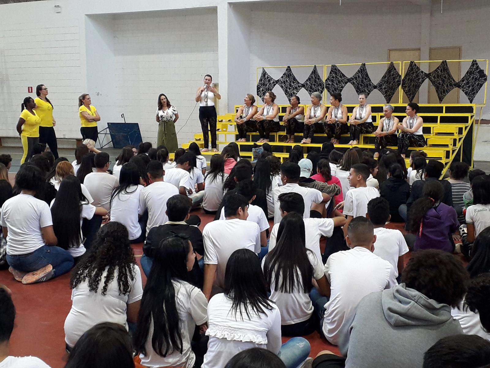 Atletas da Vivência do Idoso se apresentam para alunos da rede pública