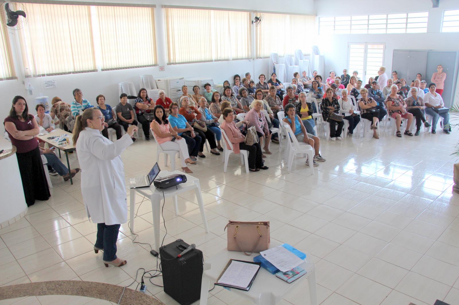 Grupo da melhor idade recebe palestra sobre câncer de mama em Morungaba
