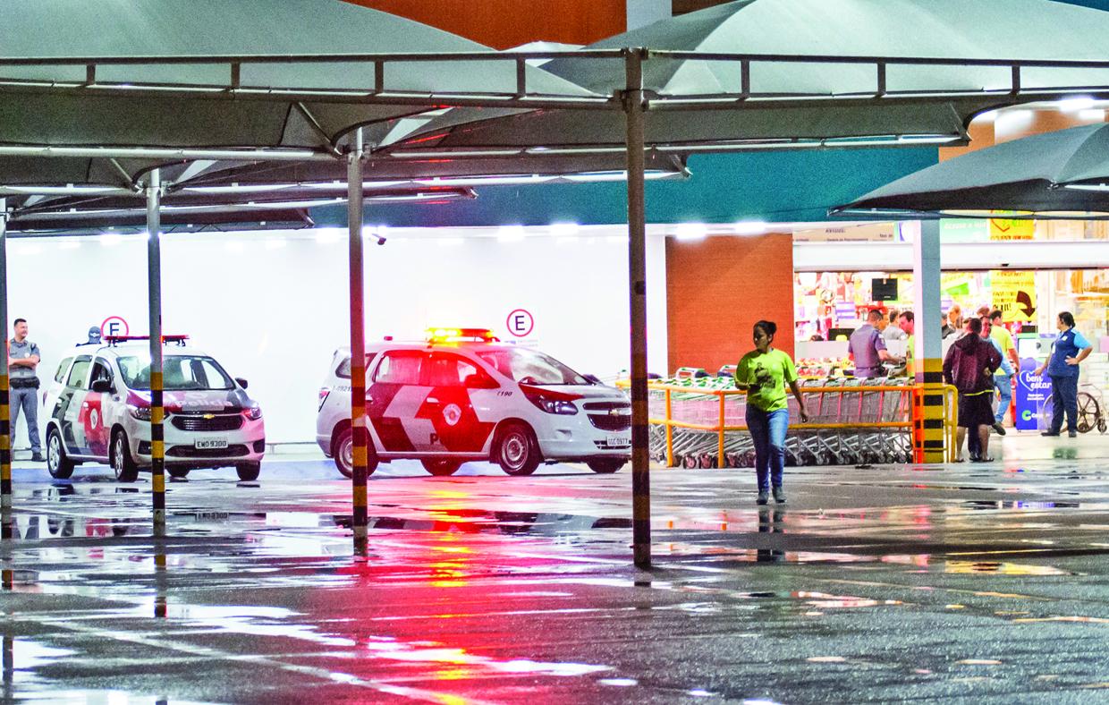 Homem é morto a tiro em tentativa de assalto a supermercado