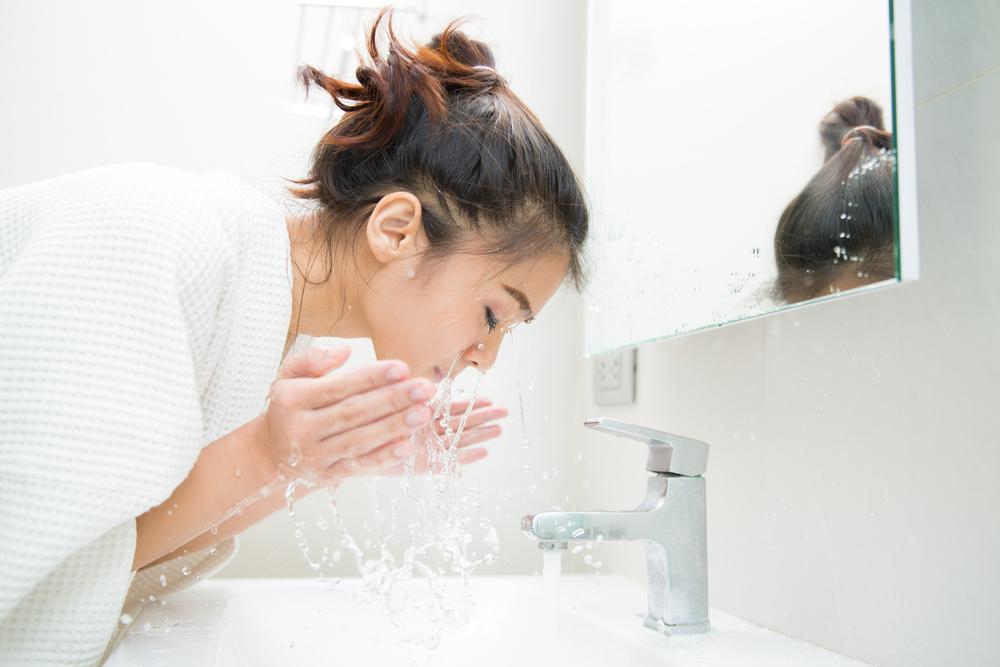 Limpeza da pele do rosto requer cuidados e produtos específicos