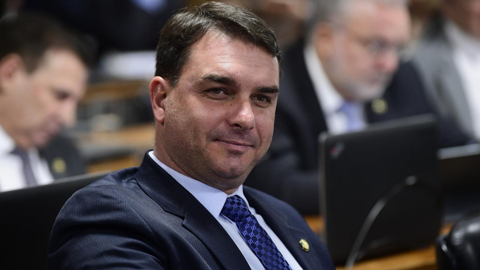 Queiroz fala de '500 cargos' no Congresso e cita gabinete de Flávio Bolsonaro