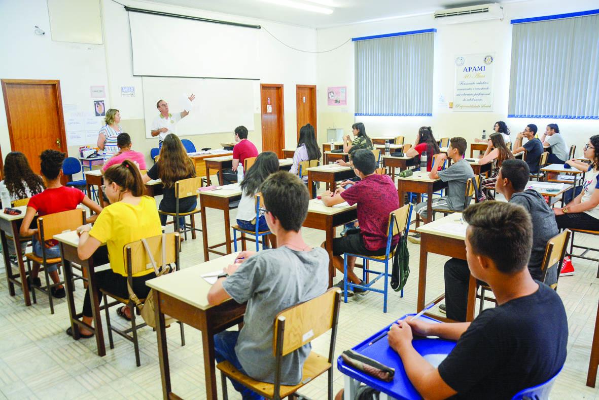 Alunos do concurso Melhor Estudante fazem prova na Apami