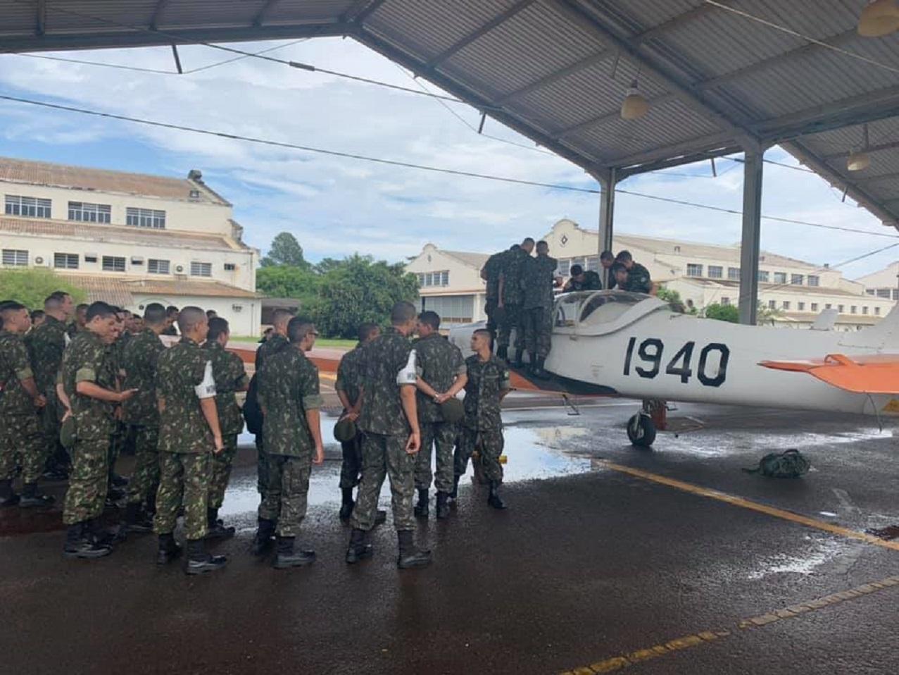 Atiradores do TG 02-070 visitam Academia da Força Aérea em Pirassununga