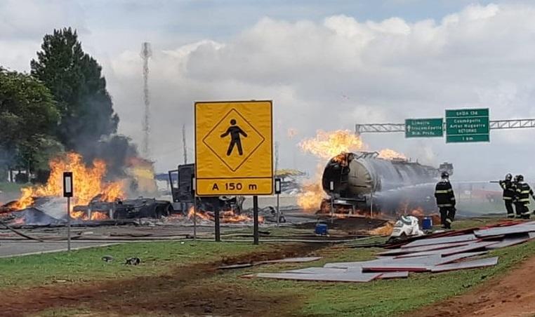Caminhões pegam fogo na Anhanguera e motorista tem 90% corpo queimado