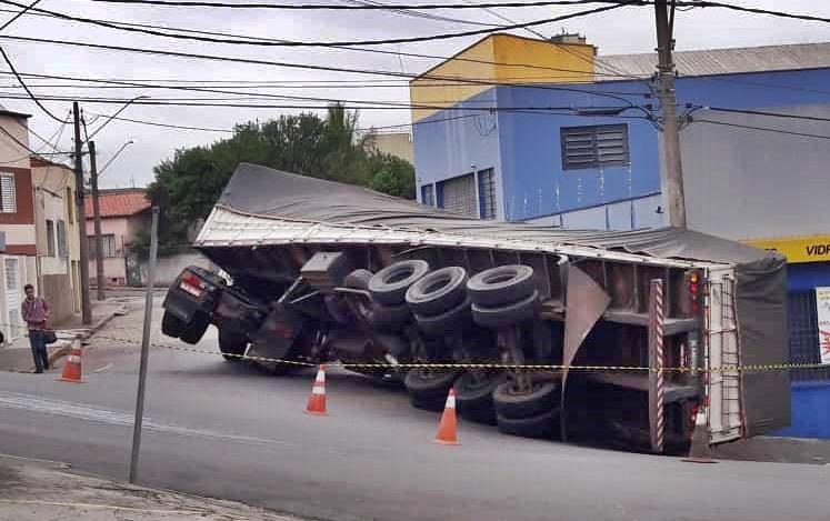 Carreta tomba ao acessar Rua Vicente Lobato na área central da cidade