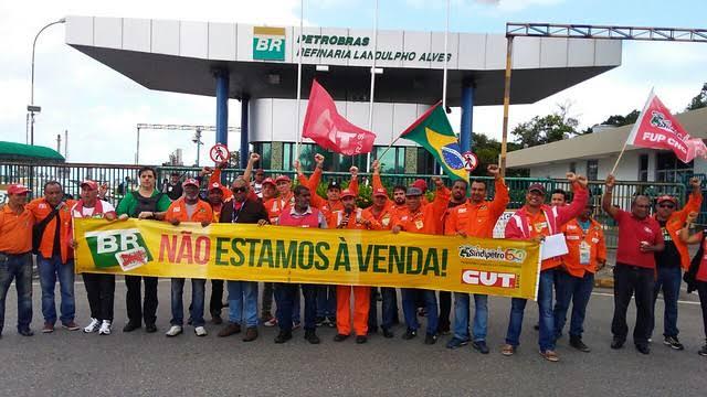 Funcionários da Petrobras decidem suspender greve