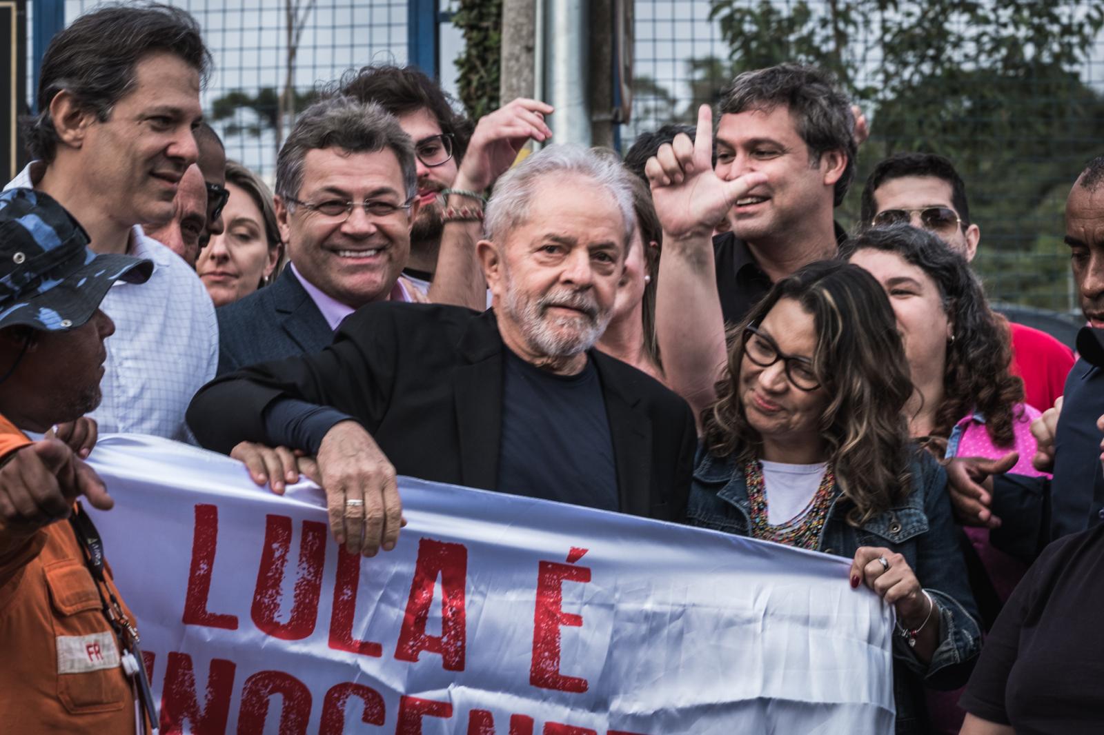 Lula é libertado da prisão da PF em Curitiba