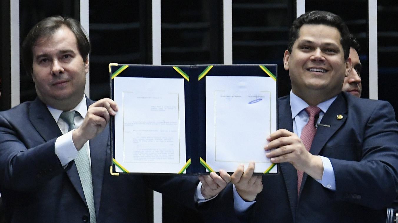 Sem Bolsonaro, Alcolumbre e Maia assinam promulgação da reforma da Previdência