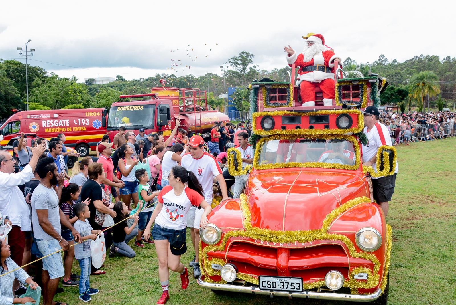 Chegada do Papai Noel conta com a presença de cerca de nove mil pessoas