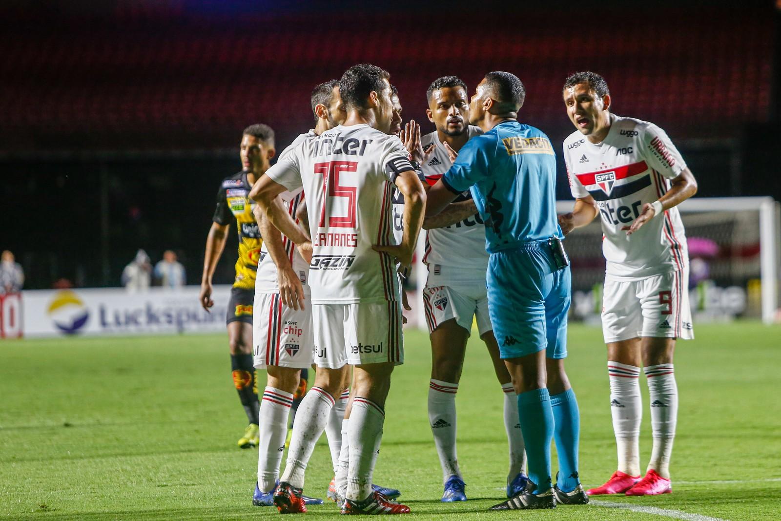 FPF afasta membros da arbitragem que erraram no jogo São Paulo x Novorizontino