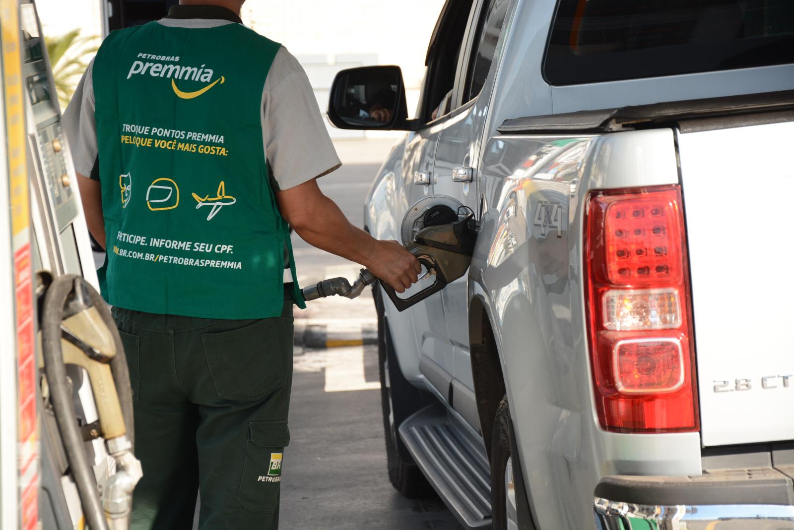 Petrobras anuncia quedas de 4,3% para gasolina e de 4,4% para o diesel