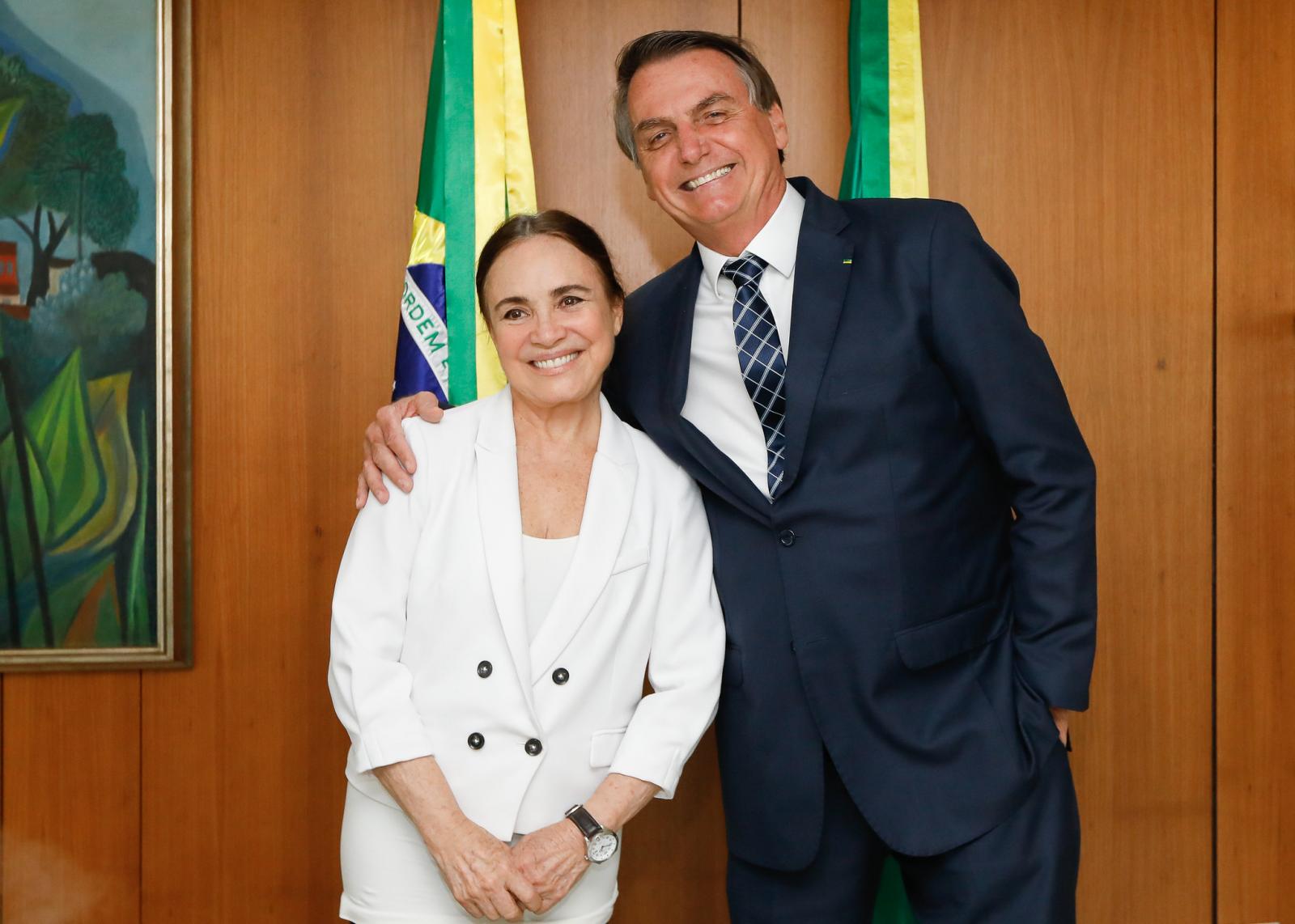 Bolsonaro fala em valorizar lei Rouanet; Regina Duarte promete 'passar o chapéu'