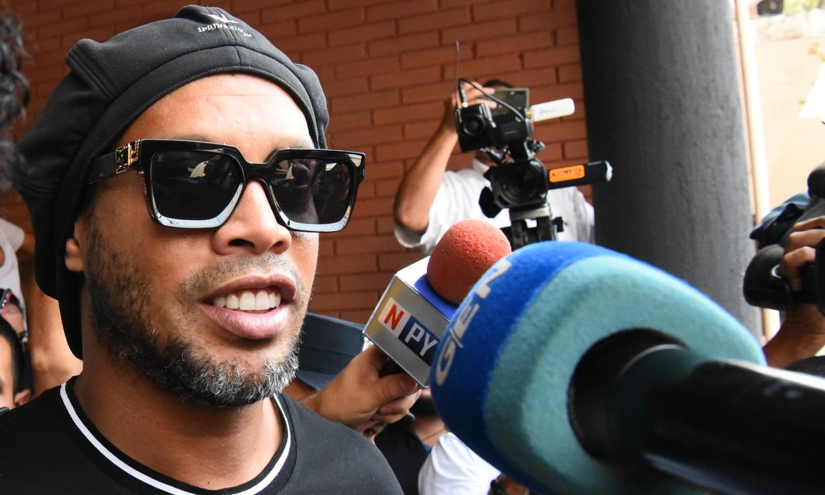 Defesa de Ronaldinho Gaúcho pede mudança para prisão domiciliar no Paraguai