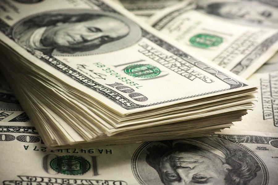 Dólar atinge R$ 5,00 pela 1ª vez, mas desacelera em meio a leilões