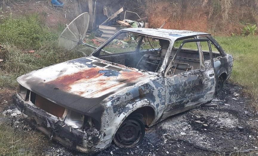 Homem surta e incendeia casa, carro e moto no Recanto Princesa da Colina