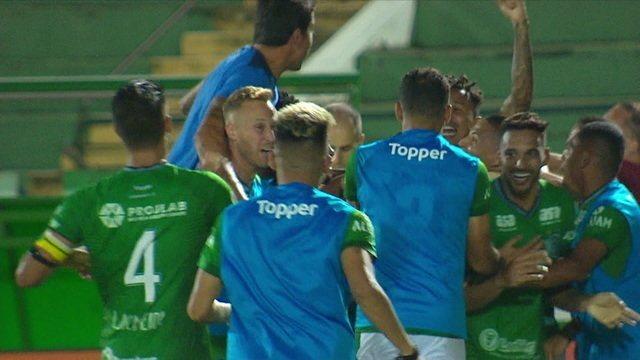 Ponte abre 2 a 0, mas leva virada do Guarani e fica na lanterna do Paulistão
