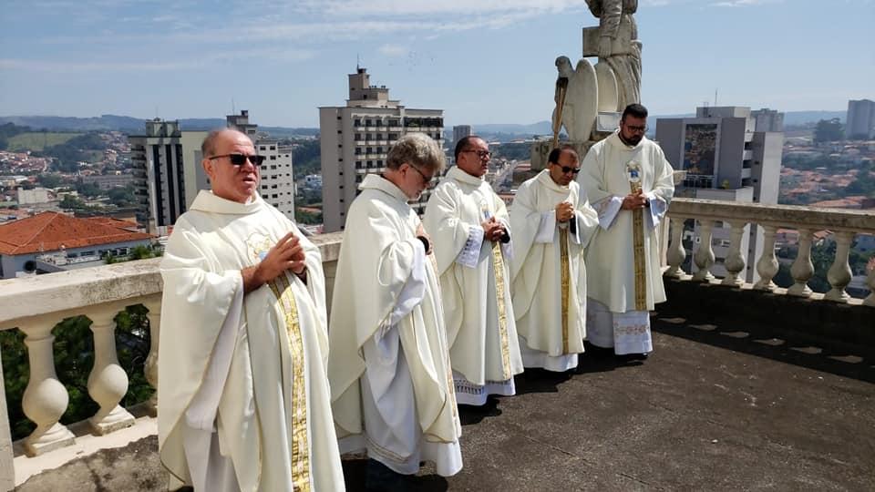 Padres dão bênção aos itatibenses na torre da Basílica do Belém