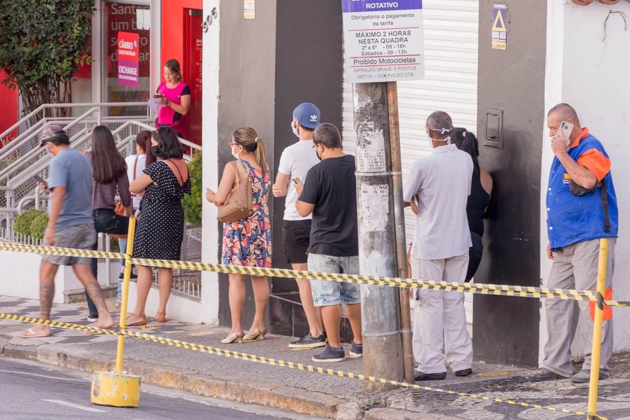 Faixa de estacionamento na Francisco Glicério é interditada