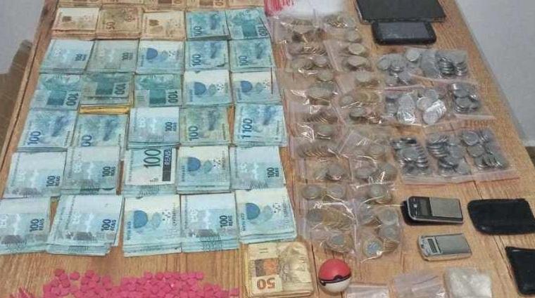 Pai e filho são detidos com muito ecstasy e R$ 45 mil em Bragança Paulista