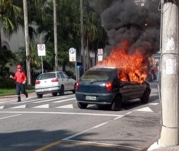 Palio pega fogo e assusta populares na Praça da Bandeira