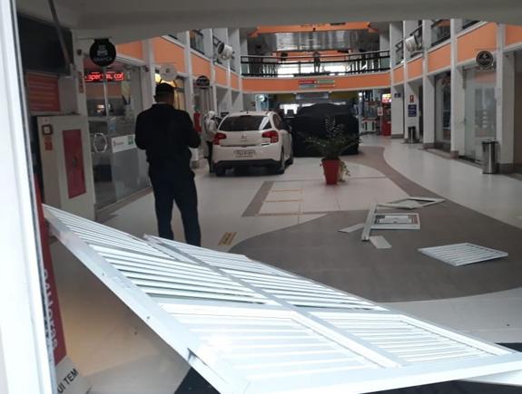 Carro invade pátio do Itatiba Shopping Center