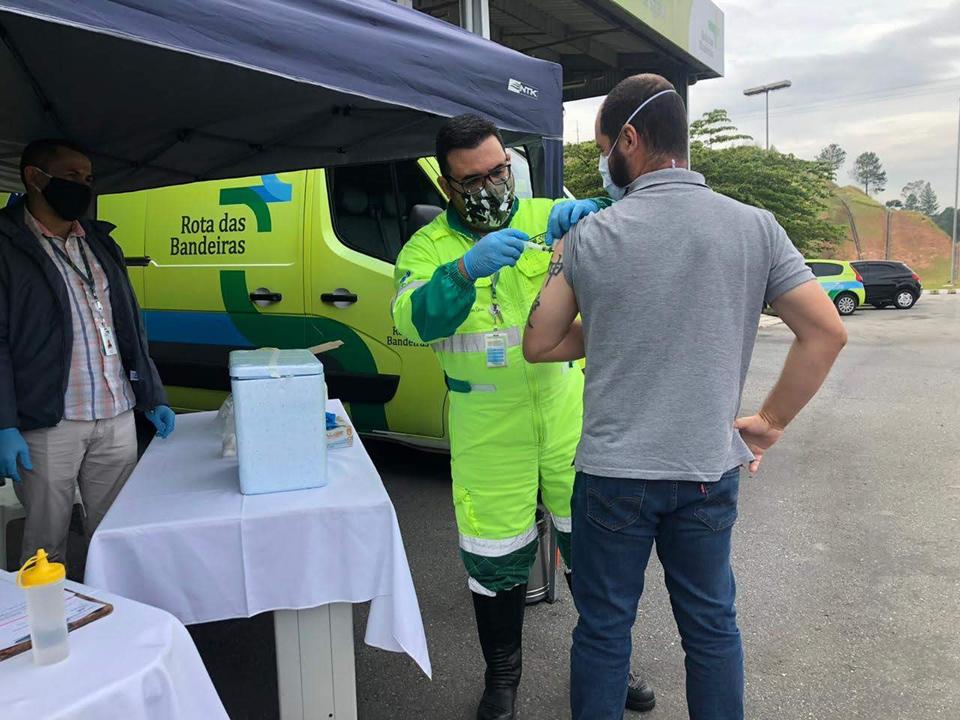 Rota das Bandeiras realiza vacinação de caminhoneiros na rodovia João Cereser (SP-360), em Jundiaí