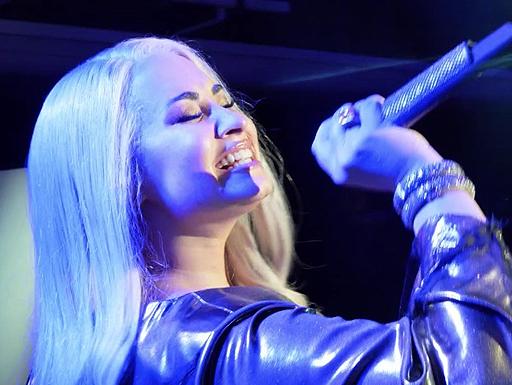 Demi Lovato lança nova música 'In The Mirror' no YouTube