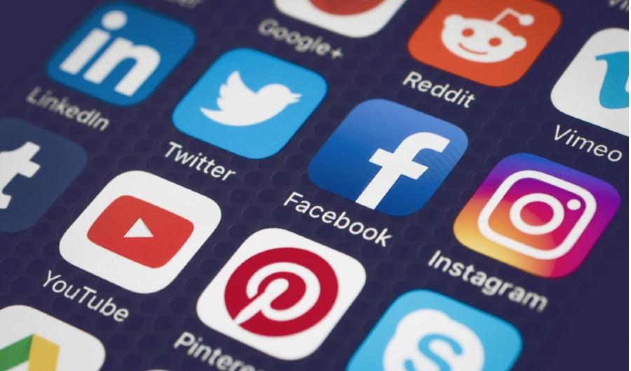 Maioria dos brasileiros defende lei que responsabiliza redes sociais por desinformação on-line 