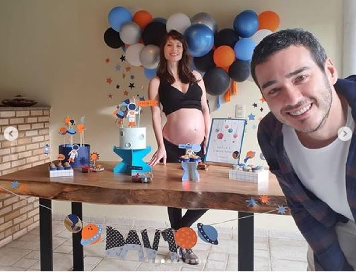 Marcos Veras e Rosanne Mulholland fazem chá de bebê virtual