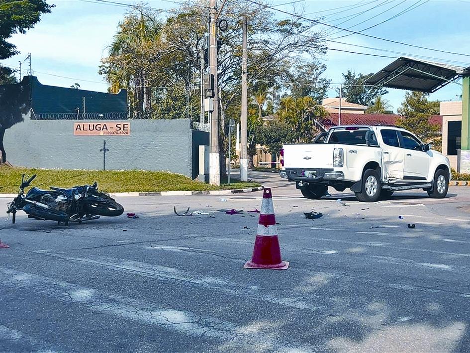 Motociclista morre ao colidir com caminhonete