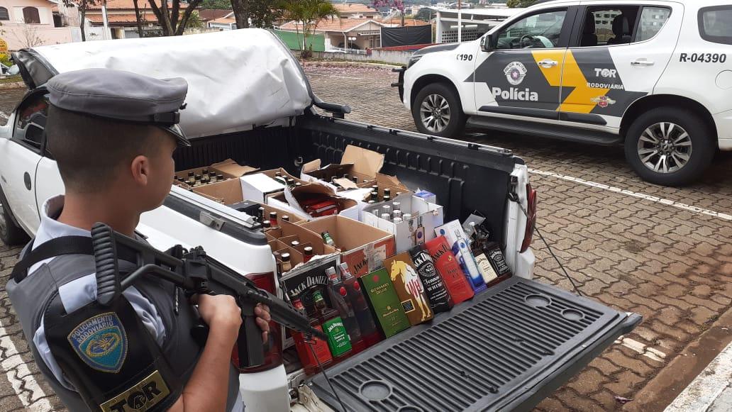 Policiais do TOR apreendem garrafas de uísque falsificado na Bandeirantes