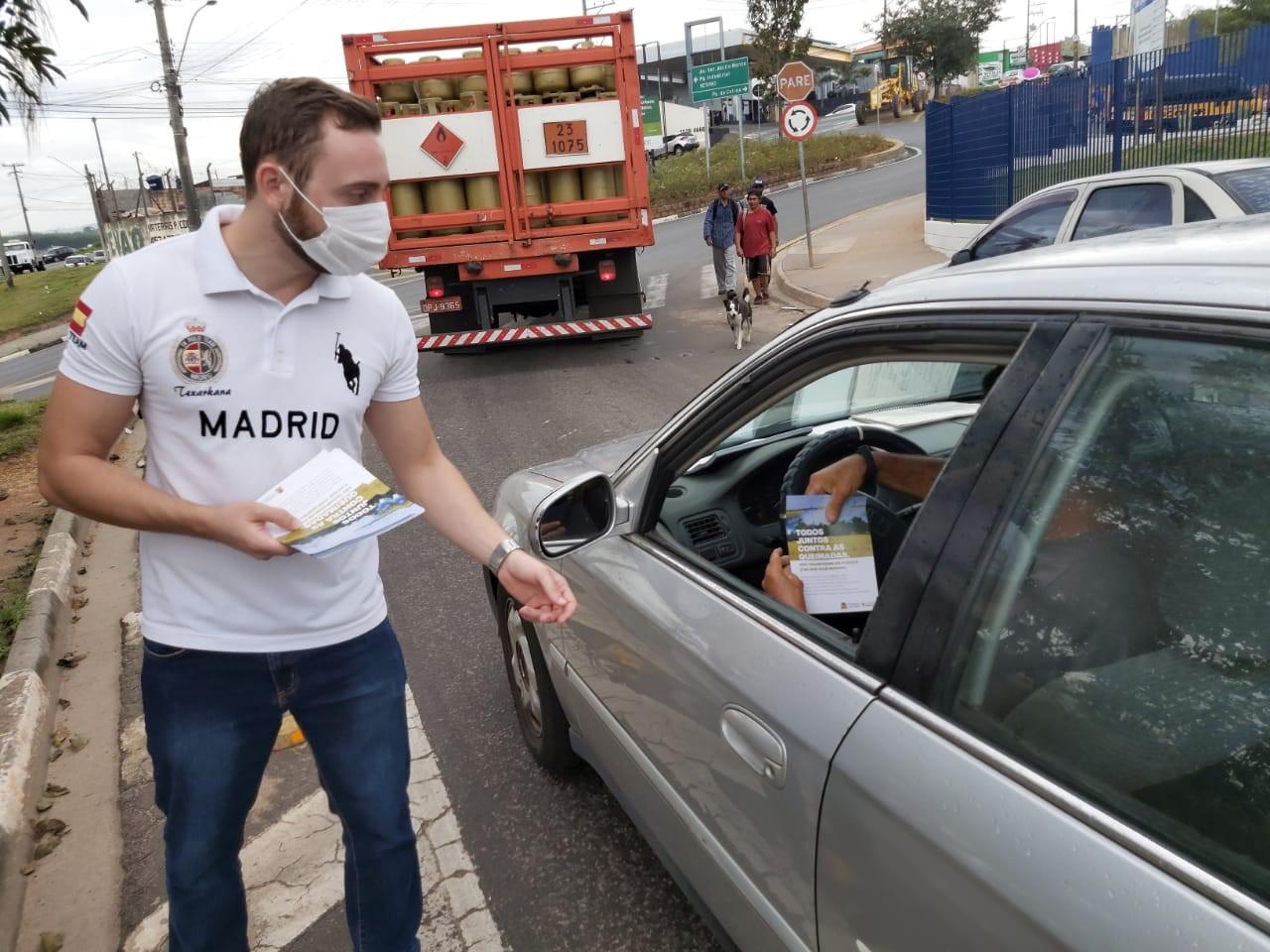 Prefeitura de Itatiba entrega folhetos contra queimadas nas barreiras sanitárias