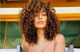 'Agora posso ser eu', afirma Juliana Paes sobre transição capilar
