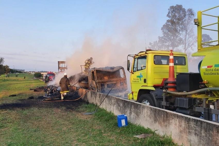 Caminhão com pneus pega fogo e fecha pista
