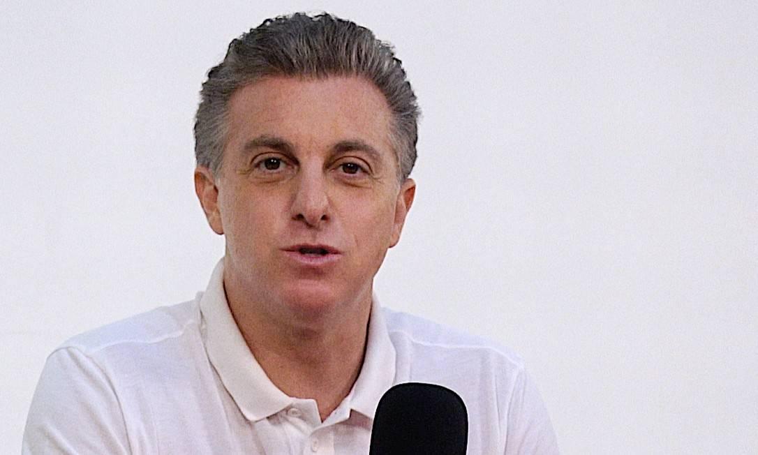 Luciano Huck volta às gravações do 'Caldeirão' em estúdio da Globo