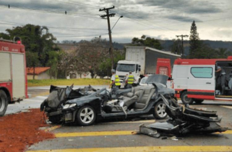 Acidente entre carro e caminhão deixa uma pessoa gravemente ferida