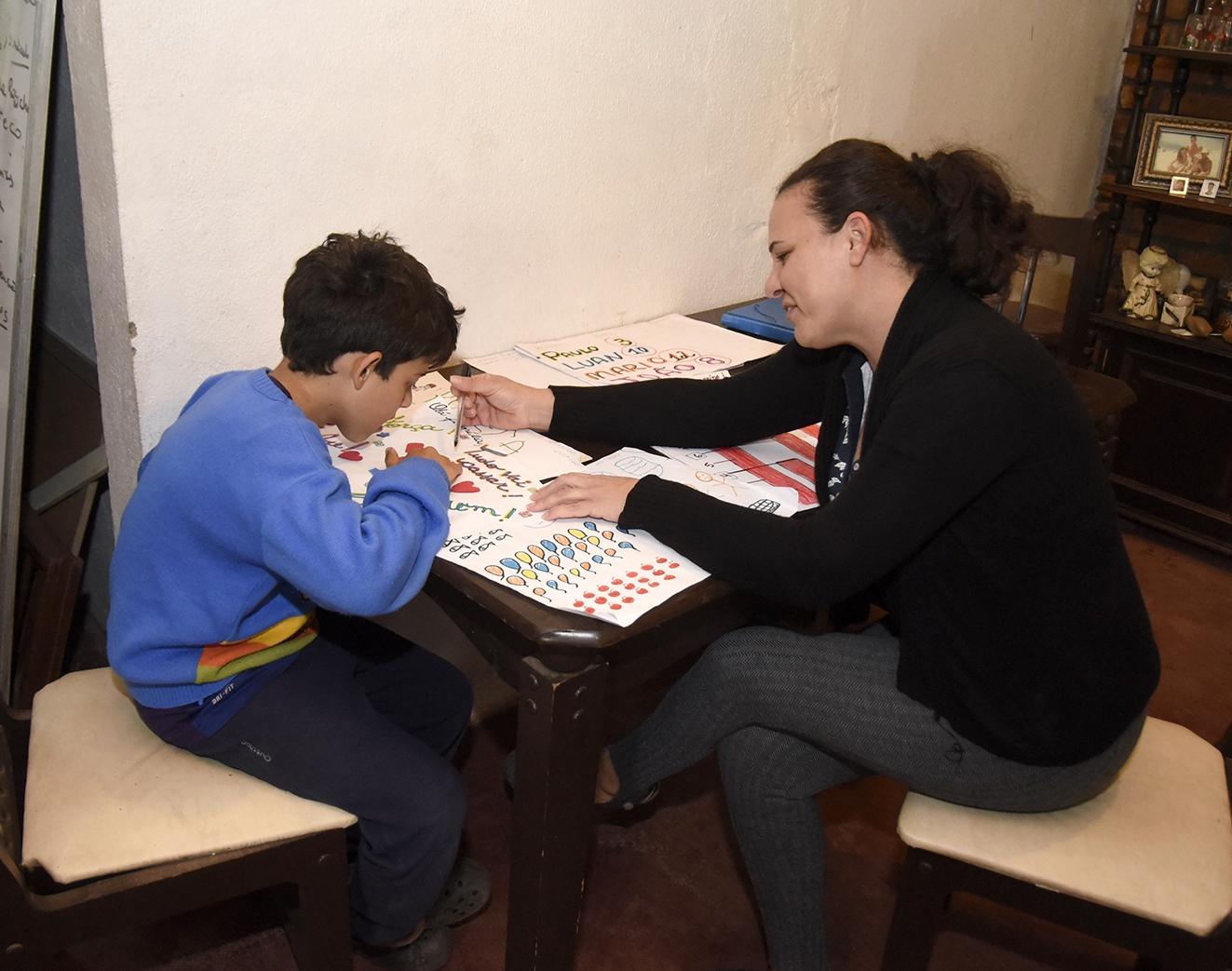 Escola de Jundiaí entrega tarefas adaptadas para aluno que tem 10% da visão