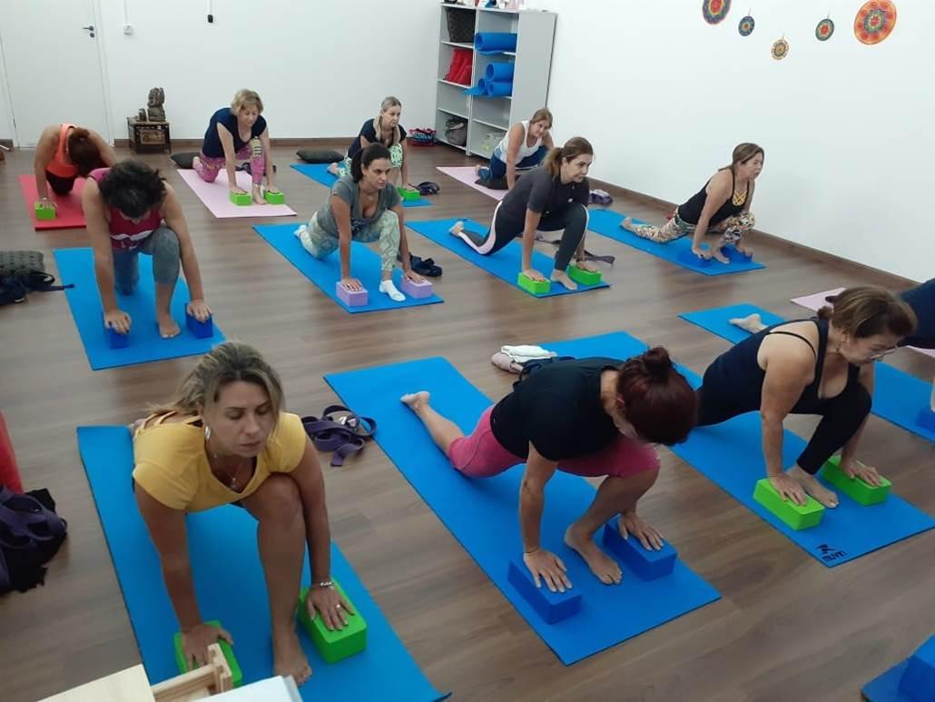 Instrutora fala sobre os benefícios da prática de Yoga