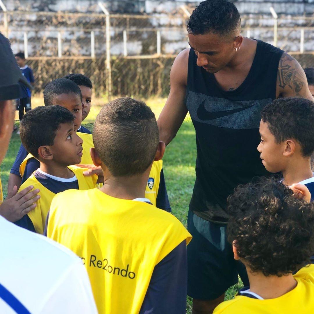 Conheça a história do João, um dos 200 meninos ‘salvos’ da rua por Danilo