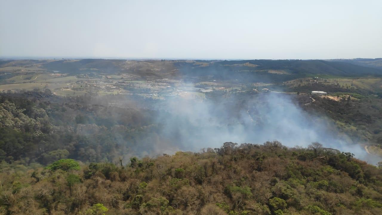 Explosão de transformador causa incêndio em Campinas e chega a Itatiba