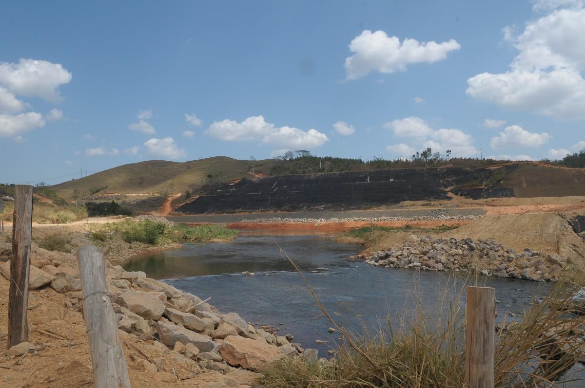 MPs pedem paralisação de obras em barragem