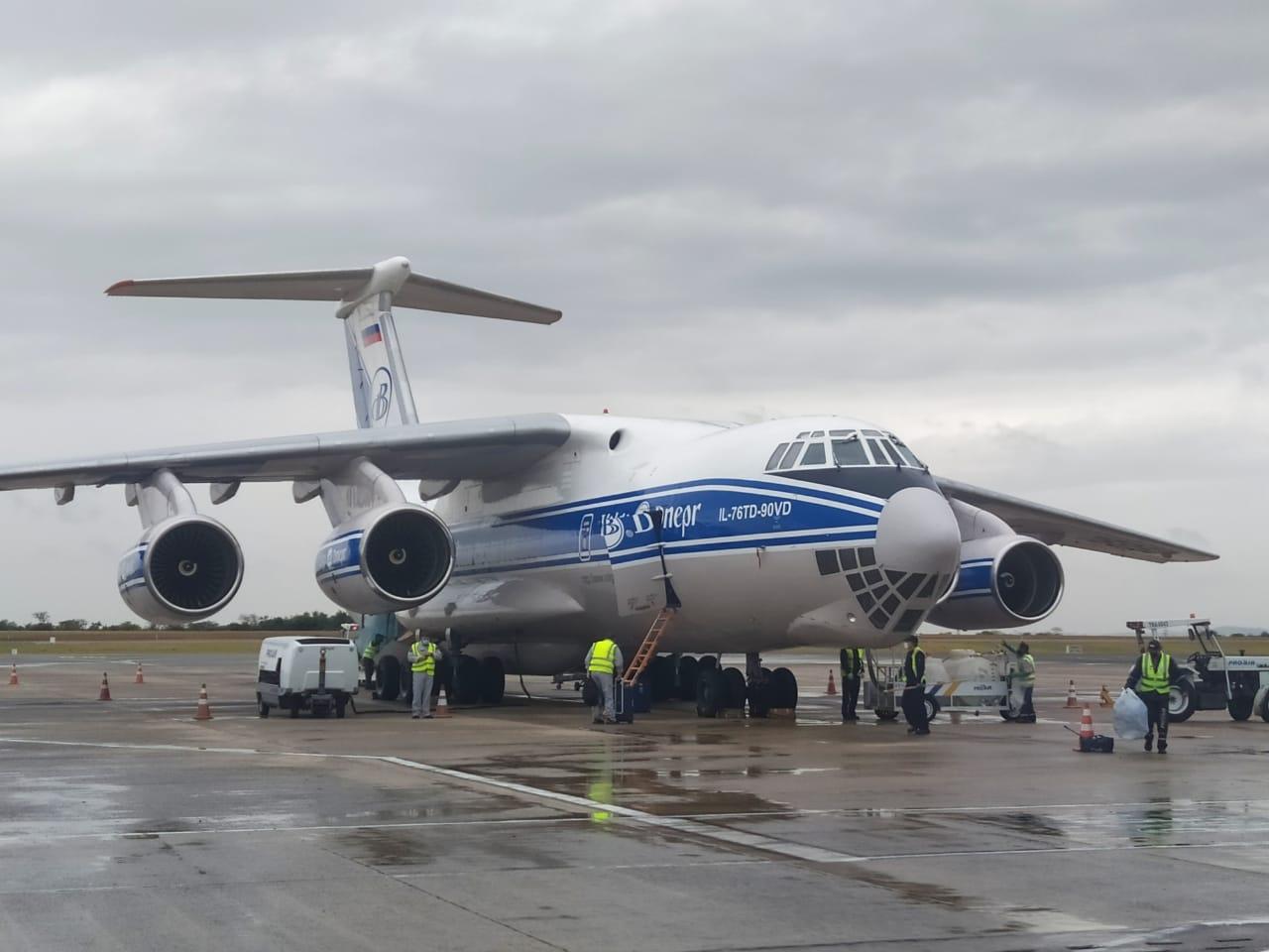 Aeronave cargueira rara Ilyushin IL-76 pousa no Aeroporto de Viracopos